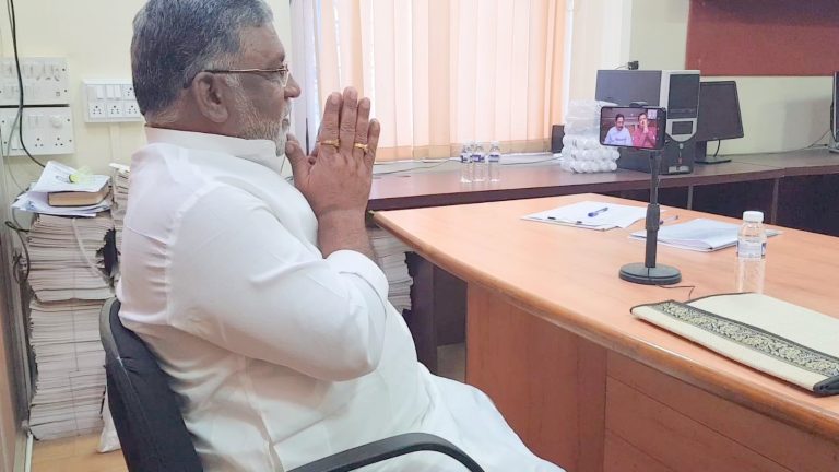 अबब,कॉंग्रेसच्या १६ इच्छुकांनी दिल्या उमेदवारीसाठी मुलाखती .