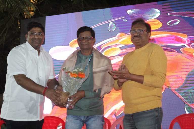 तरुणांना उद्योजक होण्याचं आवाहन देतायत अभिनेते प्रभाकर मोरेआणि विजय पाटकर 