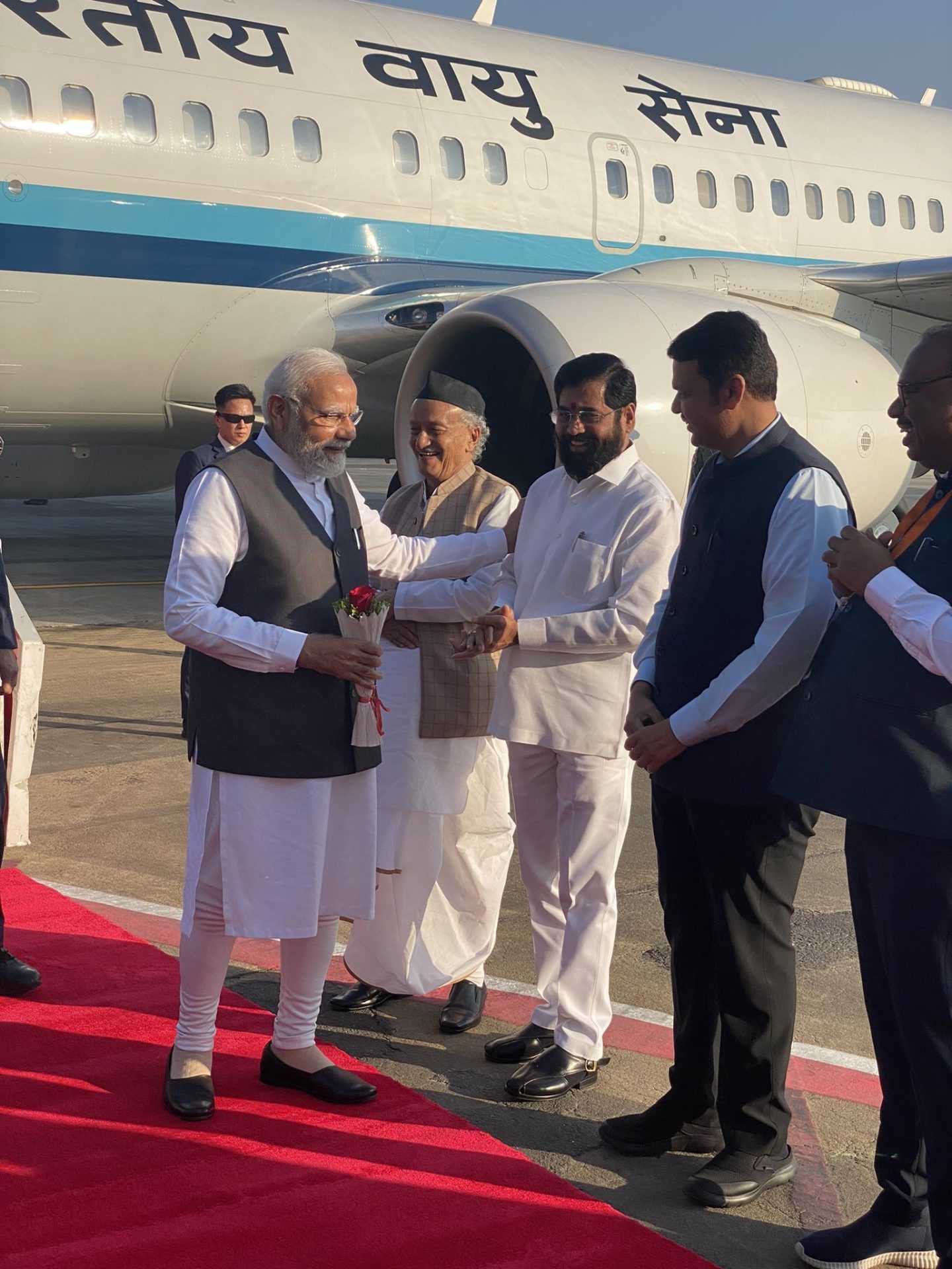 प्रधानमंत्री नरेंद्र मोदी यांचे मुंबईत आगमन, स्वागत