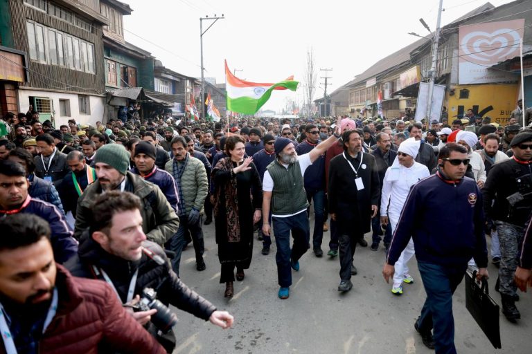 राहुल गांधींनी लाल चौकात फडकवला तिरंगा, अशी कामगिरी करणारे ठरले दुसरे काँग्रेस नेते