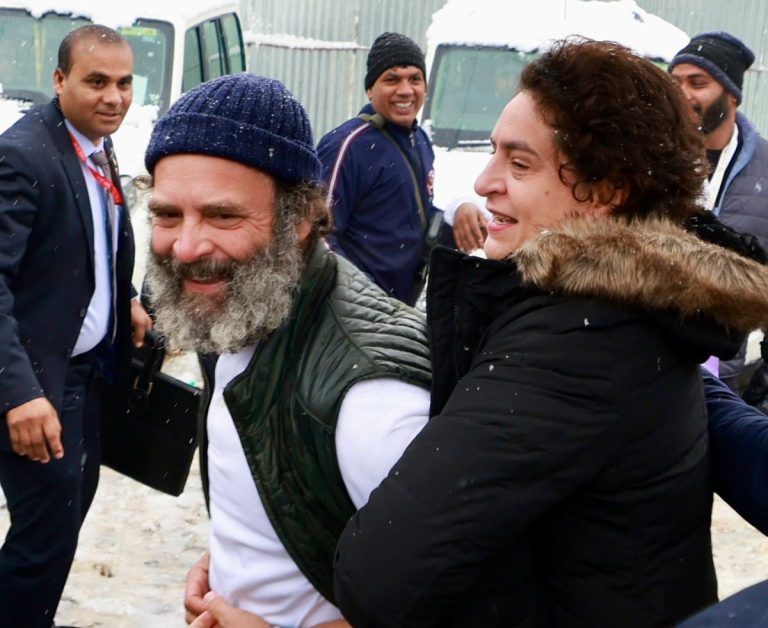 बर्फवृष्टीत राहुल गांधींचे भावुक भाषण अन बहिण भावाच्या प्रेमाचे दर्शन : भारत जोडो चा समारोप