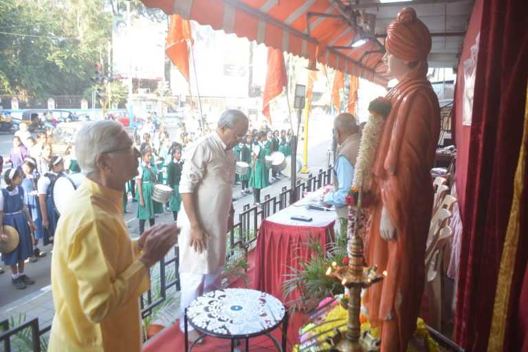स्वामी विवेकानंदांना घोषवादनातून विद्यार्थीनींनी केले अभिवादन