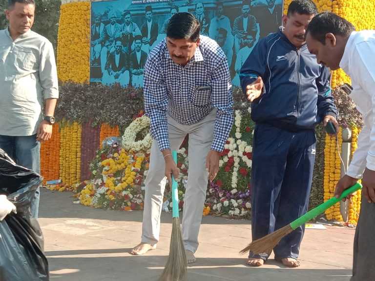 भीमा कोरेगावच्या विजयस्तंभ परिसरात स्वच्छतेचा उपक्रम राबविला