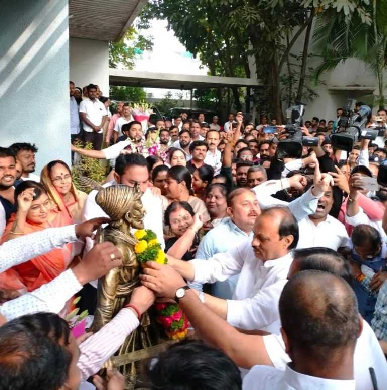 “स्वराज्यरक्षक संभाजी महाराज”  नावाच्या स्टिकर्सचे अजितदादांच्या हस्ते जल्लोषात प्रकाशन
