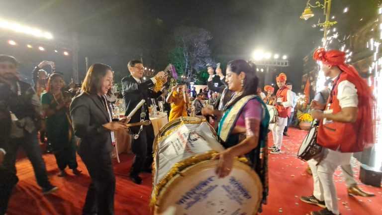 आठवणीत राहील अशी ‘संध्याकाळ’परदेशी पाहुण्यांनी धरला ढोल-लेझीमवर ठेका