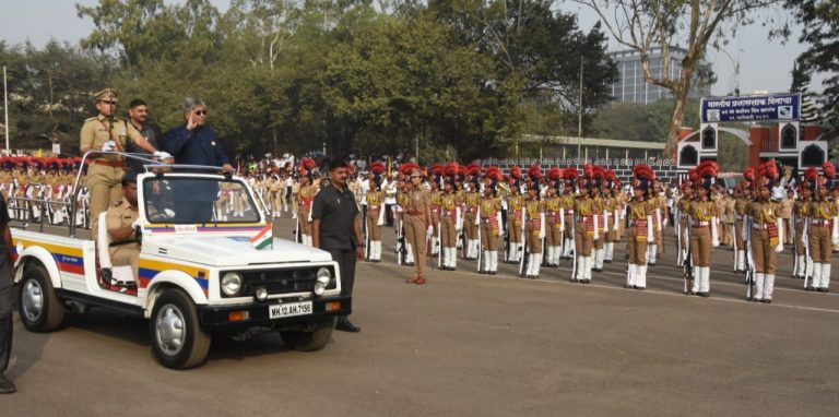 भारतीय प्रजासत्ताकाच्या वर्धापन दिनानिमित्त पालकमंत्री चंद्रकांतदादा पाटील यांच्याकडून राष्ट्रध्वजास मानवंदना