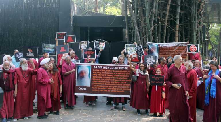 आचार्य रजनीश यांच्या ३३ व्या पुण्यतिथीदिनी ओशो भक्तांचे आश्रम व्यवस्थापनाच्या  विरोधात आंदोलन