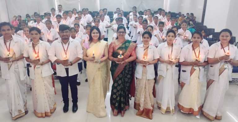 रुग्णसेवेची शपथ घेत नर्सिंगच्या विद्यार्थीनींनी केले लॅम्प लायटिंग