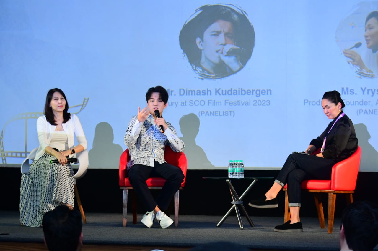 सिनेमाच्या माध्यमातून सीमांचे बंधन मोडून काढणे, संस्कृतीचा शोध आणि भारताच्या वाढत्या लोकप्रियतेचे रहस्य या विषयावरील चर्चा सत्राने गाजवला एससीओ चित्रपट महोत्सवाचा दिवस