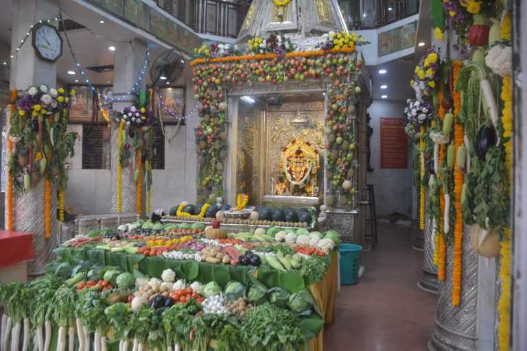 शाकंभरी पौर्णिमेनिमित्त दत्तमंदिरात फळ आणि भाज्यांची आकर्षक आरास 