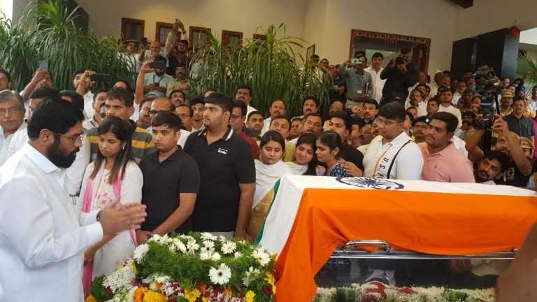 मुख्यमंत्री एकनाथ शिंदे,उपमुख्यमंत्री फडणवीस यांनी घेतले आमदार लक्ष्मण जगताप यांच्या पार्थिवाचे अंत्यदर्शन