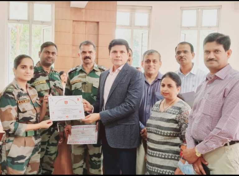 विभागीय आयुक्त सौरभ राव यांच्यासह १०१ कर्मचारी, अधिकारी, नागरिक यांचे रक्तदान