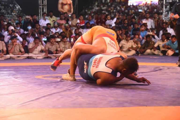 महाराष्ट्र केसरी स्पर्धेचे उपमुख्यमंत्री देवेंद्र फडणवीस यांच्या हस्ते पारितोषिक वितरण