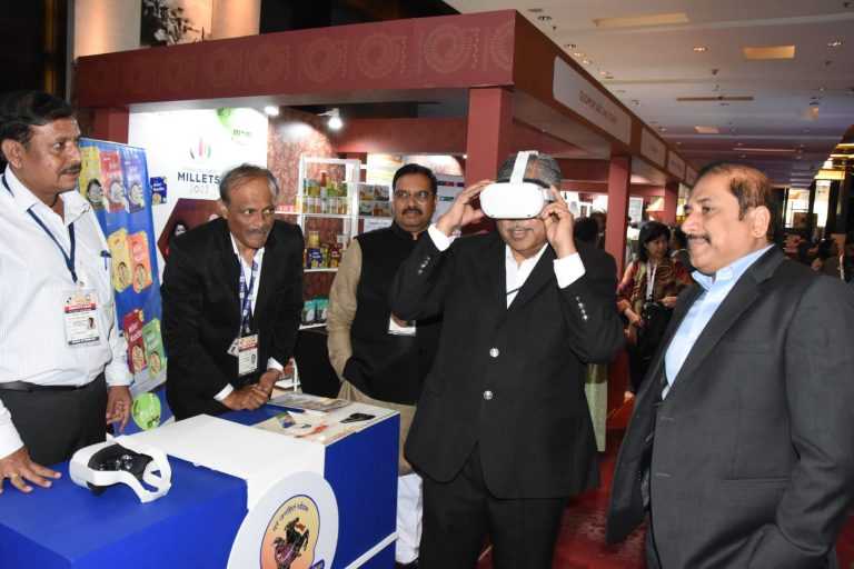 पालकमंत्र्यांची जी-२० बैठकस्थळी असलेल्या प्रदर्शनाला भेट