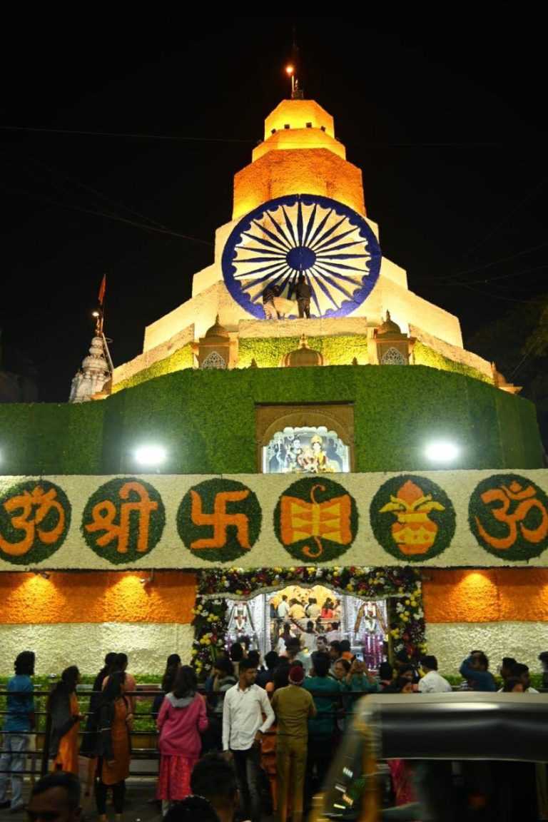 गणेश जयंती:दगडूशेठ गणपती मंदिरात आकर्षक आरास, पद्मश्री उस्मान खान यांचे  सतारवादन संपन्न