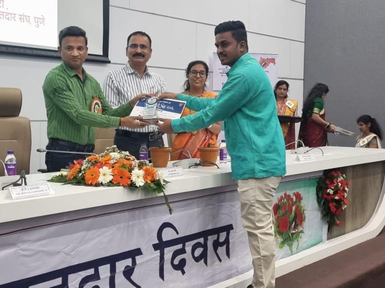 जिल्हाधिकारी कार्यालयात राष्ट्रीय मतदार दिन साजरा