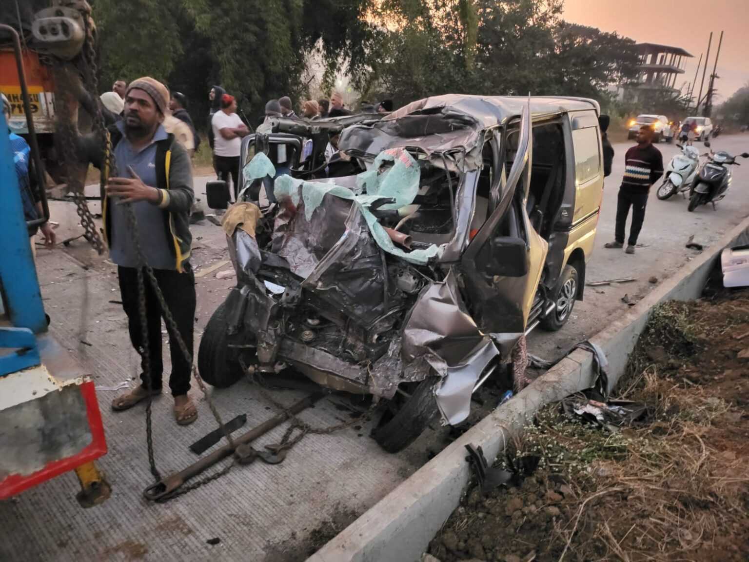 मुंबई-गोवा महामार्गावर 2 भीषण अपघात:रायगडमध्ये 9, तर कणकवलीत 4 जणांचा मृत्यू