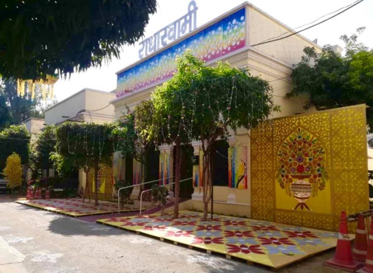 ऋतु बसंत आये सतगुरु जग में,चलो चरनन पर सीस धरो री”