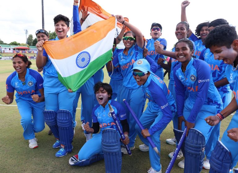 विश्वचषक पटकावणाऱ्या भारतीय महिला संघाचे मुख्यमंत्री एकनाथ शिंदे यांच्याकडून कौतुक