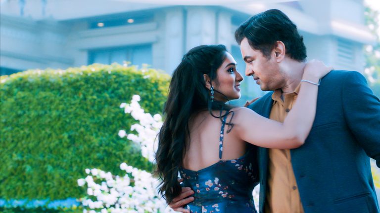 हिरवे हिरवे गार गालिचे हरित तृणांच्या मखमलीचे…