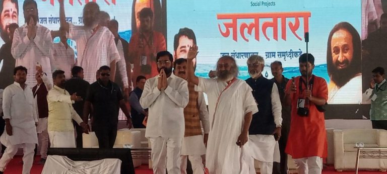 गुवाहाटी बंडावेळी गुरुदेव श्री. श्री. रवीशंकर यांचा होता एकनाथ शिंदेंना फोनवरून आशीर्वाद