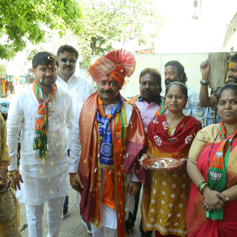 महायुतीचे उमेदवार हेमंत रासने यांची दत्तवाडीत पदयात्रा