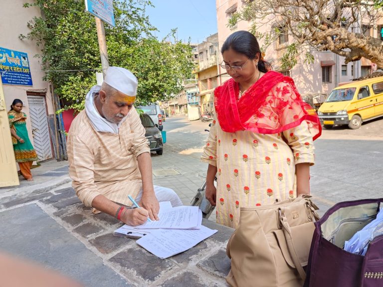 निवडणूक कर्मचाऱ्यांकडून घरोघरी जाऊन मतदार जागृती