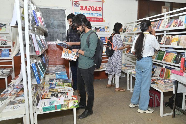 बीएमसीसीत ग्रंथप्रदर्शन सुरू