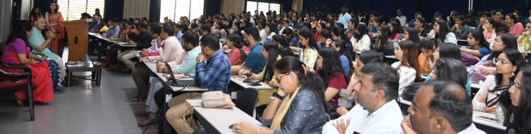 व्यसनाधिनता ही मॉडर्न फॅशन नसून विनाशाचा मार्ग-डॉ. आनंद नाडकर्णी 