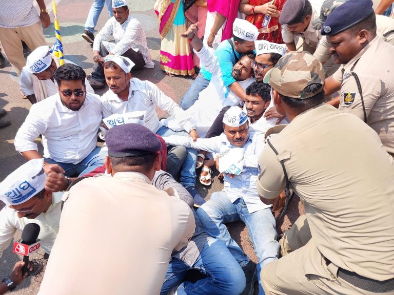 CBI ने मनीष सिसोदियांना न्यायालयात हजर केले:5 दिवसांची कोठडी मागितली; दिल्लीत AAP चे निदर्शन, पोलिस पक्षाच्या कार्यालयात घुसले