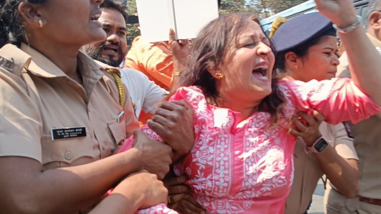 मुंबईत पोलीस आणि आप च्या कार्यकर्त्यांत बाचाबाची, रेटारेटी, असंख्य कार्यकर्ते पोलिसांनी घेतले ताब्यात
