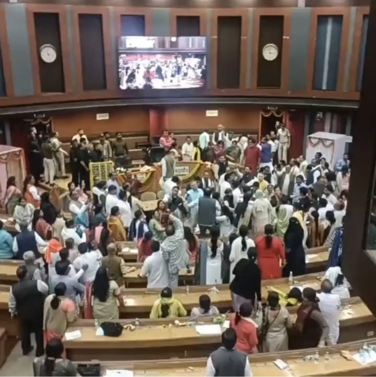 दिल्ली महापालिका स्थायी समिती निवडणुकीत हाणामारी:मध्यरात्री भिडले आप-भाजप नगरसेवक