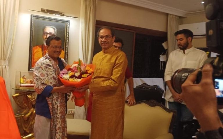 अरविंद केजरीवाल यांनी घेतली उद्धव ठाकरेंची भेट