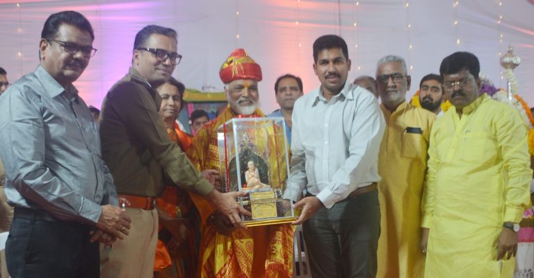 स्वामी भक्त बंडोपंत तिखे यांना श्री स्वामी समर्थ सेवा पुरस्कार प्रदान