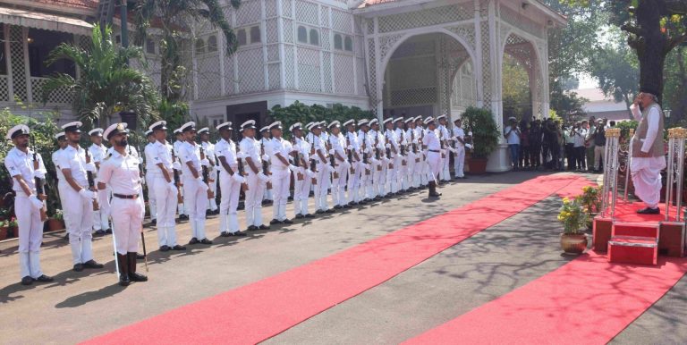 राज्यपालांना नौदलातर्फे मानवंदना