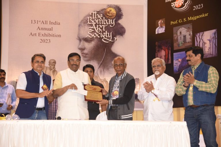सांस्कृतिक कार्य मंत्र्यांच्या हस्ते कला शाखेतील योगदानासाठी प्रा. जी. एस. माजगांवकर यांना जीवनगौरव पुरस्कार प्रदान