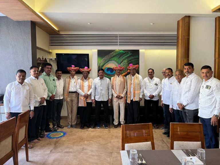 आठवणींच्या हिंदोळ्यावर  झुलला ज्येष्ठांचा स्नेहमेळा!!