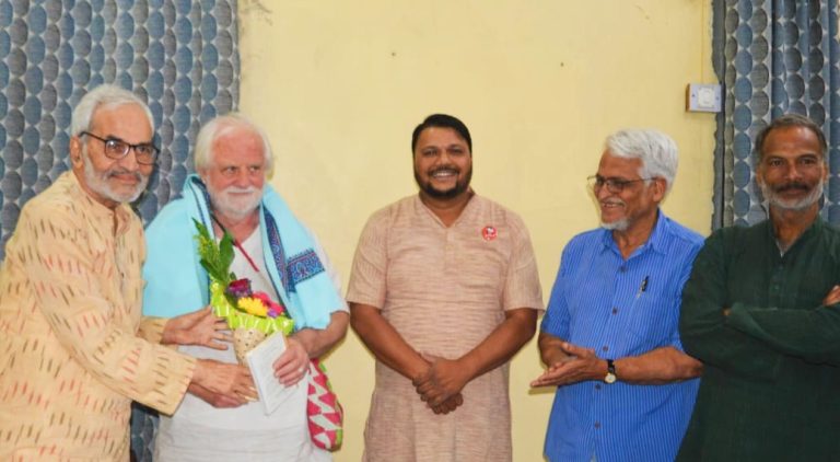 अमेरिकेतील गांधीवादी अभ्यासक डॉ.मायकेल सनलाईटनर यांची गांधी भवन ला भेट 