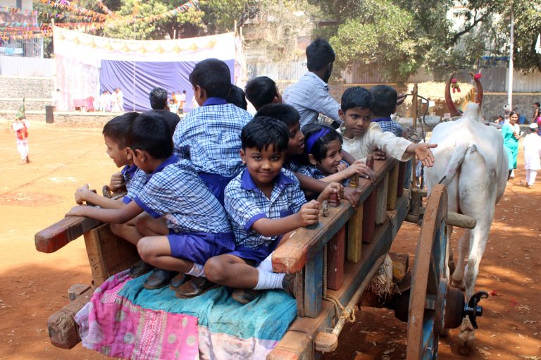 स्पर्धेच्या,खेचाखेचीच्या धावत्या जगातील ..स्मार्ट शहरात हलका स्पर्श हृदयातच हरविलेल्या आपुलकीच्या गावाचा ..