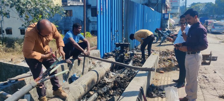 कचरा पेटवल्याने महावितरणच्या वीजवाहिन्या जळाल्या