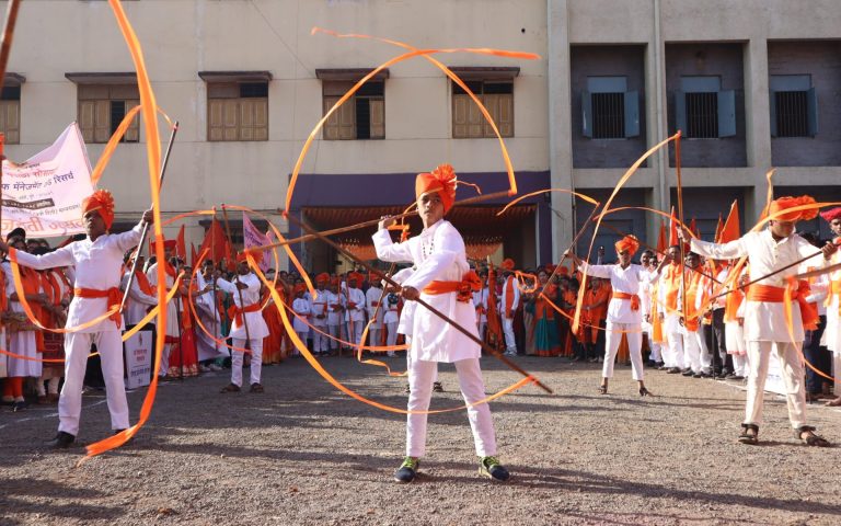 १५०० विद्यार्थ्यांनी केले राज्यगीताचे समूहगान आणि लाठी काठीसह साहसी खेळ सादर