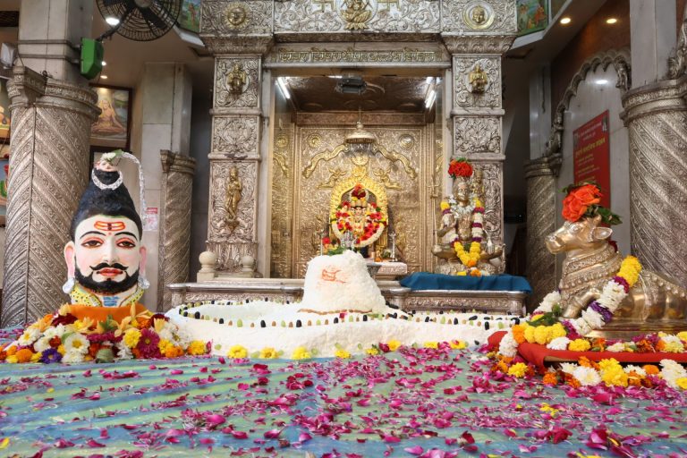 महाशिवरात्रीनिमित्त दत्तमंदिरात १०१ किलो चक्क्याची शंकराची पिंड व मुखवटा     