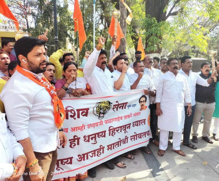 ‘शिवसेना आमच्या ठाकरेंची :नाही गद्दारांच्या बापाची’निवडणूक आयोगाच्या …..