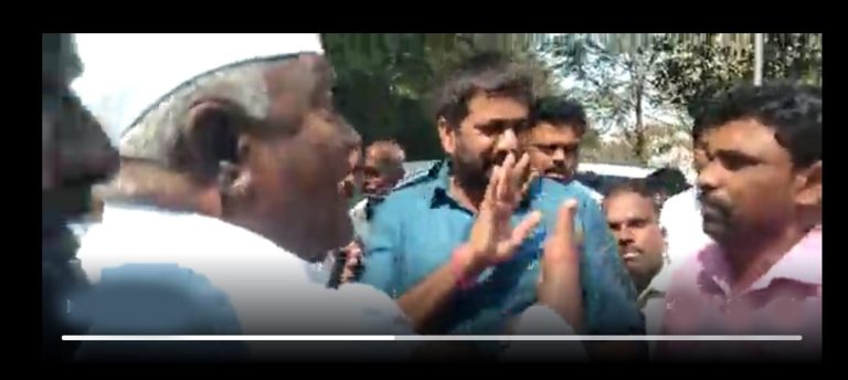 ८० वर्षीय शेतकरी बच्चू कडूंना भिडला:ठाकरेंना का दगा दिला …म्हणाला…(व्हिडीओ)