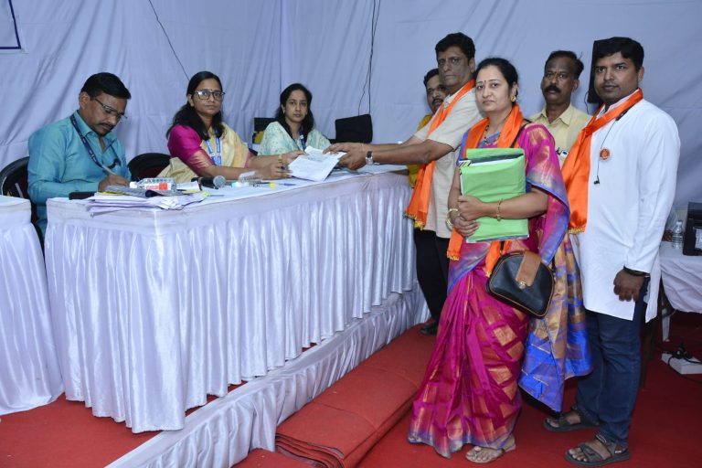 आरक्षण विरोधी वर्ग आपल्याला साथ देईल -दवेंचा उमेदवारी अर्ज दाखल