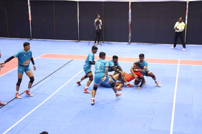 महाराष्ट्र पुरुष कबड्डी संघाने गाठली सेमीफायनल; यजमान मध्य प्रदेश संघावर १७ गुणांनी विजय