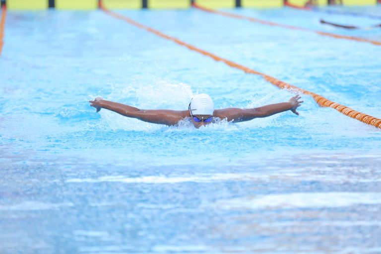 ‘सुवर्णकन्या’ अपेक्षा फर्नांडिसचा सोनेरी षटकार-जलतरणात महाराष्ट्राचे निर्विवाद वर्चस्व कायम