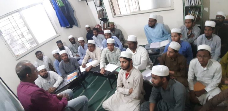 कोंढव्याच्या मदरसांमध्ये दररोज भरते ‘संविधान शाळा’ !