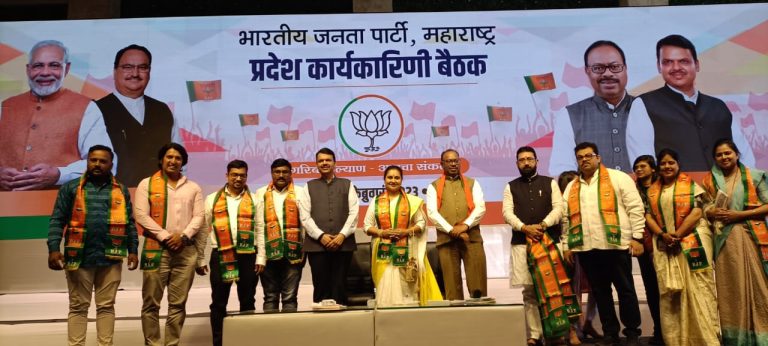 प्रिया बेर्डेंचा फडणवीसांच्या उपस्थितीत भाजप प्रवेश