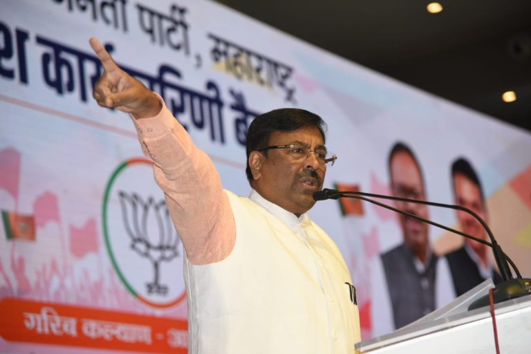 भ्रम निर्माण करणाऱ्या राजकीय शुक्राचार्यांपासून जनतेने सावध राहावे: सुधीर मुनगंटीवार